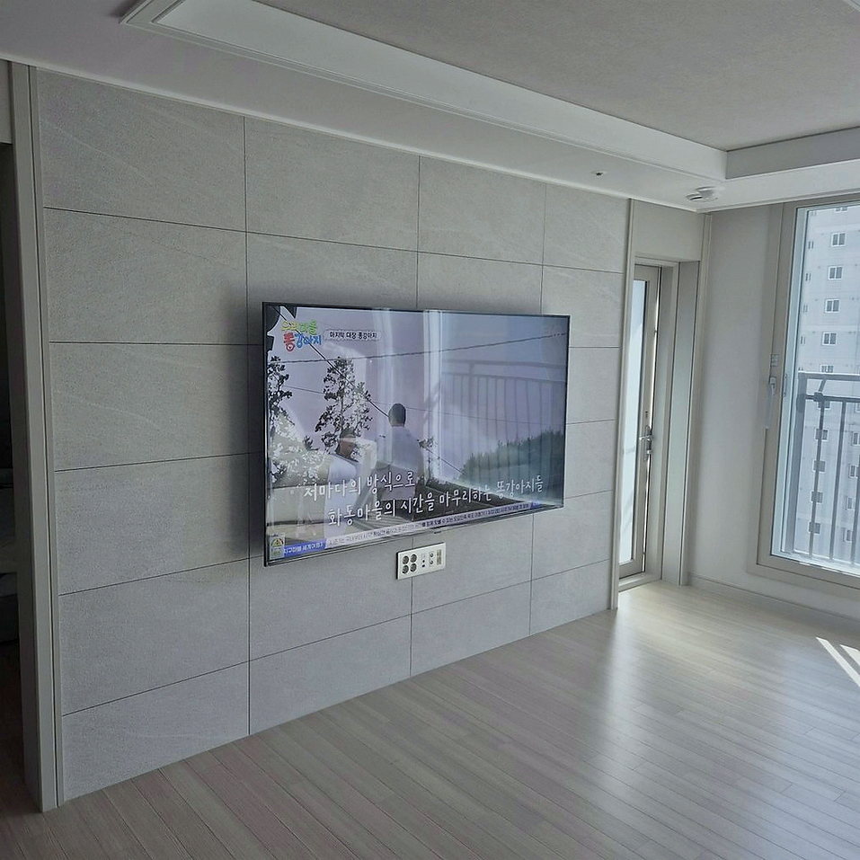 노원구에서 거치가 끝난 뒤 벽면 상태와 고정 위치 간격을 재확인하고 은평구 기준의 브라켓 뒤 단자 접근성까지 조정한 상태입니다. 남는 선은 무리하게 접지 않고 후면 공간 안에서 서로 눌리지 않도록 나눠 정돈했습니다