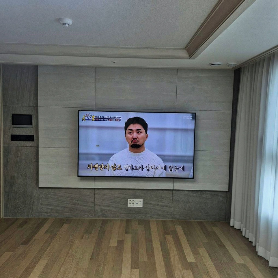 마포구·영등포구 셋톱교체와 배선정리 마감 모습입니다. HDMI·랜선·어댑터 역할 분리와 리모컨 수신이 막히지 않는 위치를 실제 사용 위치에서 확인해 정면에서는 깔끔하면서도 셋톱박스나 공유기 점검이 어렵지 않게 구성했습니다