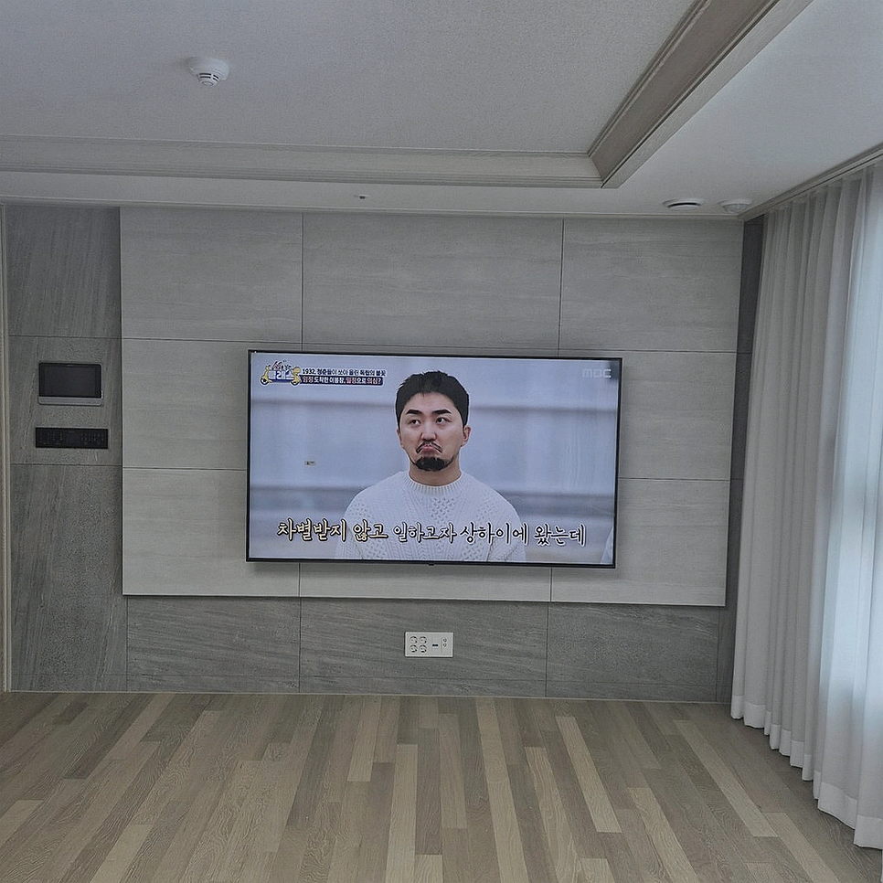 양천구 현장의 원커넥트 정리와 점검성 작업 전 모습입니다. 얇은 연결선의 완만한 곡선를 먼저 정리해 TV를 벽에 가까이 붙여도 연결부가 눌리지 않도록 공간을 확보하고 설치 순서를 잡았습니다