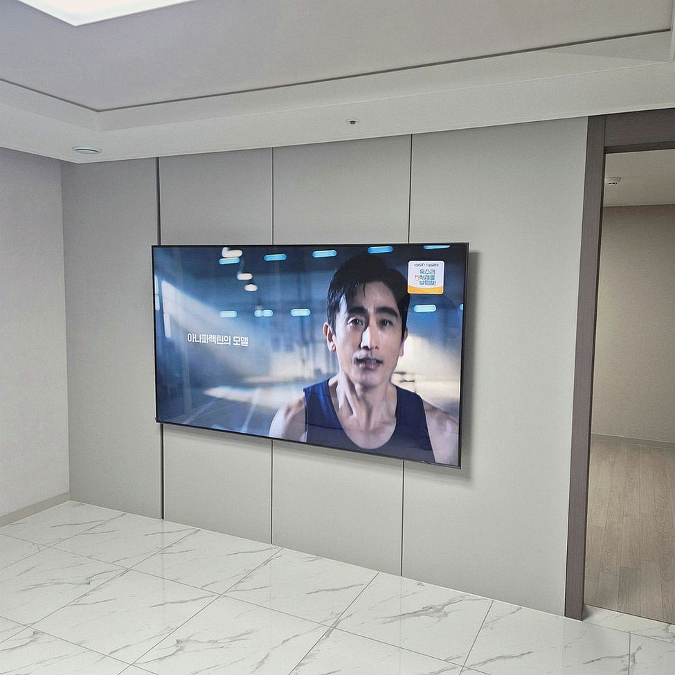 관악구에서 최종 수평을 확인한 뒤 촬영한 사진입니다. 98인치 브라켓 허용 하중에 무리가 없는지 보고 동작구의 좌우 여백과 하단 높이 기준까지 다시 맞춰 화면과 주변 장비가 자연스럽게 이어지도록 마무리했습니다
