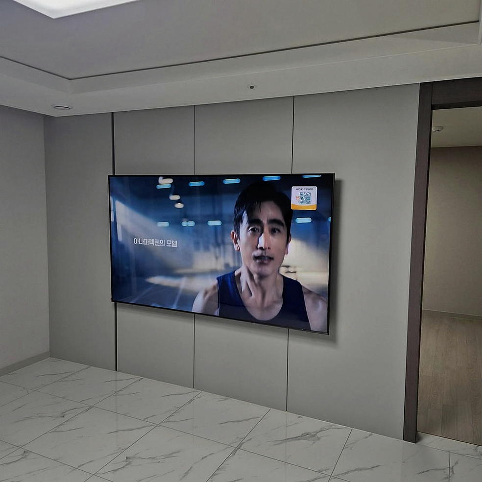 강동구 사운드바 거치와 높이조절 첫 단계에서 TV 하단과 사운드바 간격을 확인한 장면입니다. 화면을 고정하기 전 벽면과 주변 가구의 기준선을 비교해 브라켓 위치가 한쪽으로 치우치지 않도록 준비했습니다