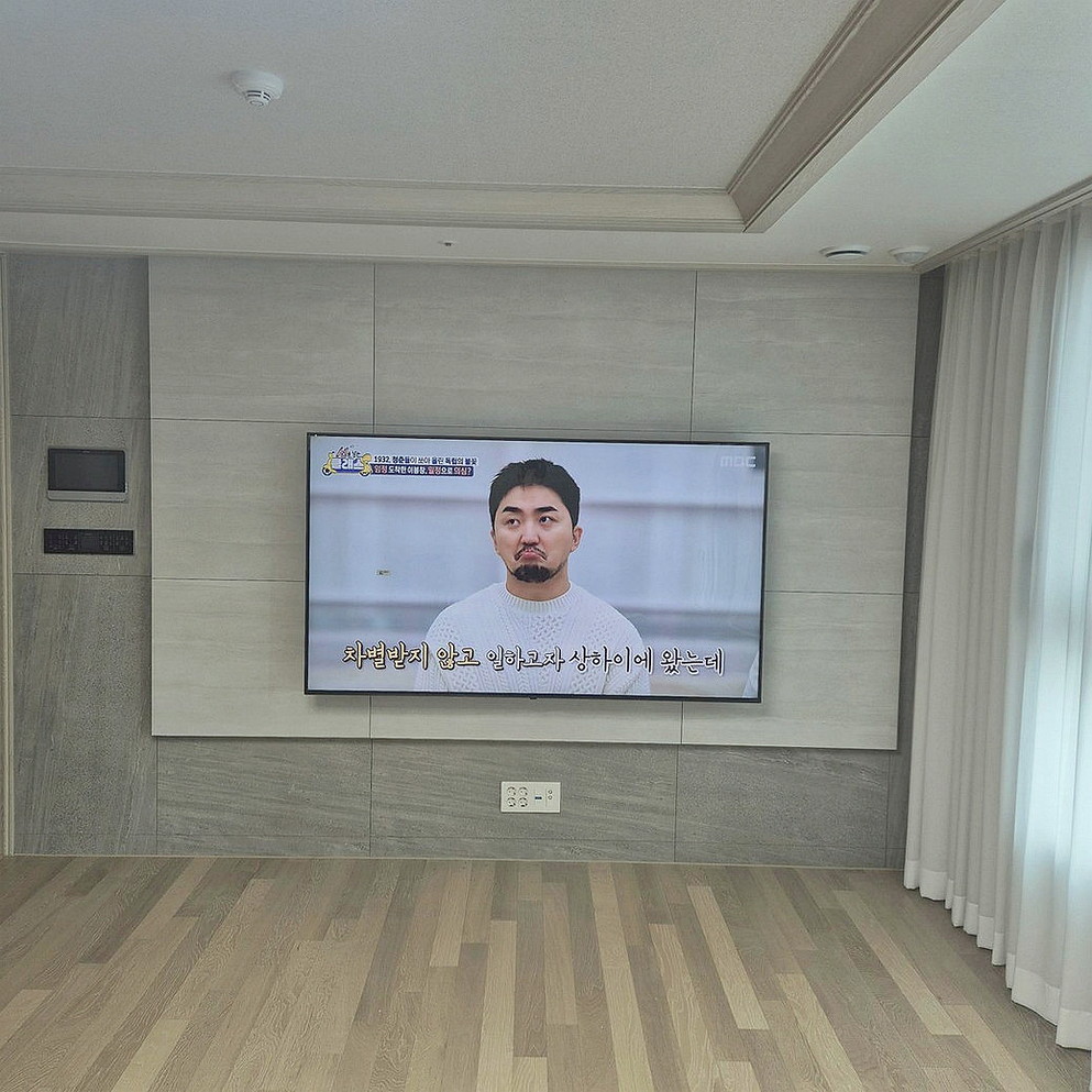 장안구·권선구 조건을 반영한 두 번째 사진으로, 셋톱·공유기·멀티탭 분리를 다시 확인한 뒤 케이블과 주변기기를 용도별로 정리했습니다. 설치 후에도 화면 수평과 기기 접근성이 유지되도록 마감했습니다