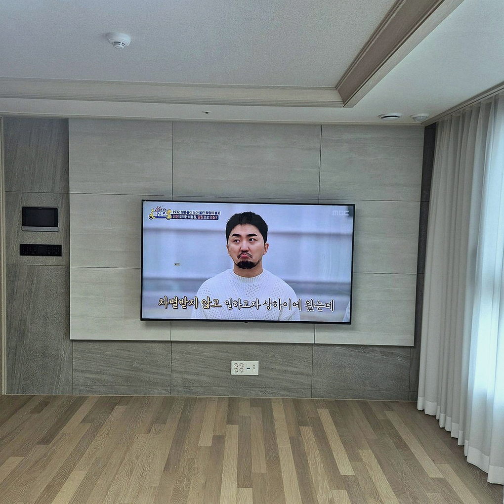 동탄구에서 원커넥트 구성과 주변기기 정리을 진행하며 점검 가능한 멀티탭 위치를 기준으로 화면 중심을 표시한 사진입니다. 소파에서 바라보는 시선과 거실장 폭을 함께 비교해 높이와 좌우 위치를 결정했습니다