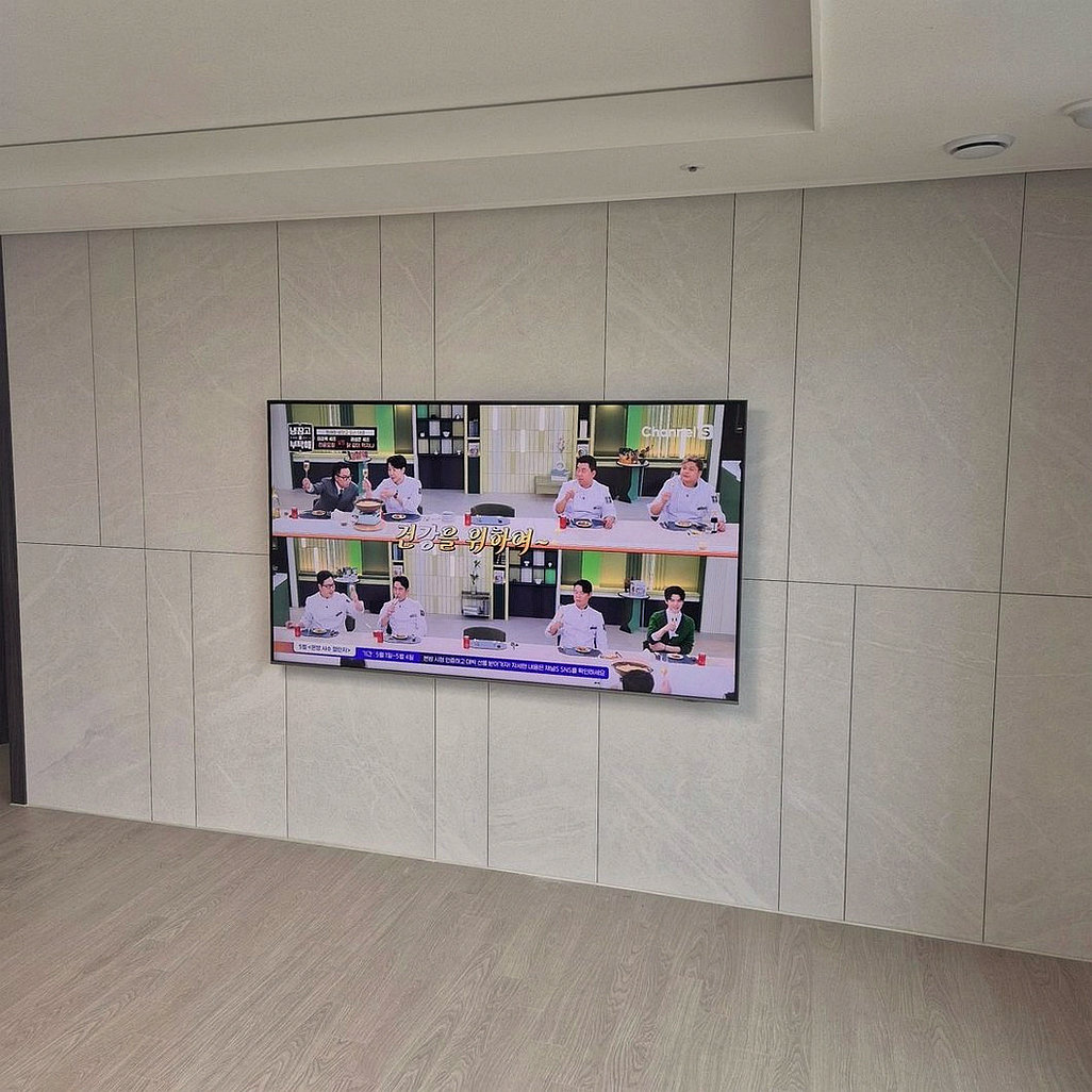 성남시 벽걸이TV 작업 중 회전 반경과 벽면 간섭과 당김 거리에서의 하중 변화를 동시에 점검한 모습입니다. 눈에 보이는 정면 마감뿐 아니라 TV 뒤에서 장비를 다시 확인할 수 있는 여유까지 남겼습니다