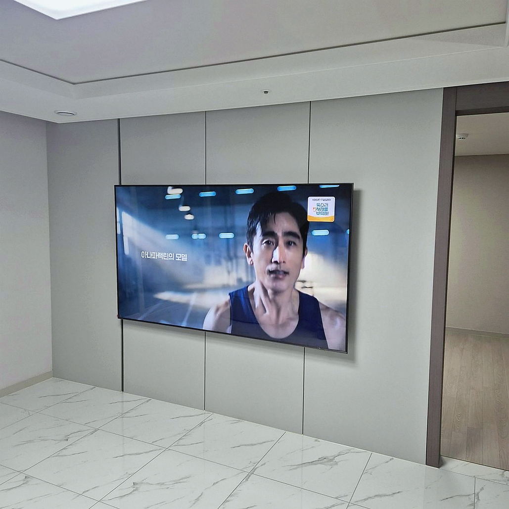 중원구에서 최종 수평을 확인한 뒤 촬영한 사진입니다. 회전 반경과 벽면 간섭에 무리가 없는지 보고 수정구의 좌석마다 달라지는 시청각 기준까지 다시 맞춰 화면과 주변 장비가 자연스럽게 이어지도록 마무리했습니다