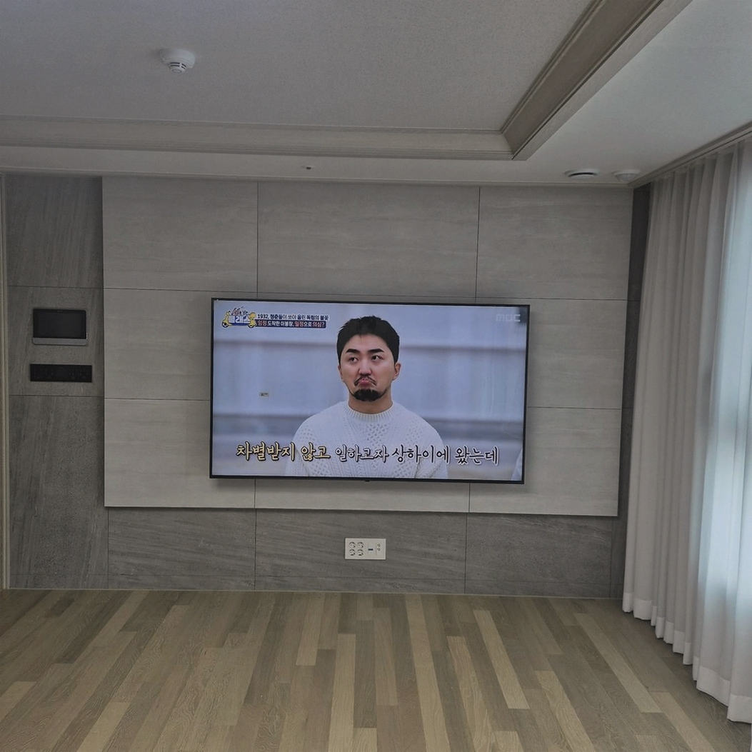 상록구에서 거치가 끝난 뒤 타일 줄눈과 판재 경계을 재확인하고 단원구 기준의 표면 들뜸·균열 여부 확인까지 조정한 상태입니다. 남는 선은 무리하게 접지 않고 후면 공간 안에서 서로 눌리지 않도록 나눠 정돈했습니다