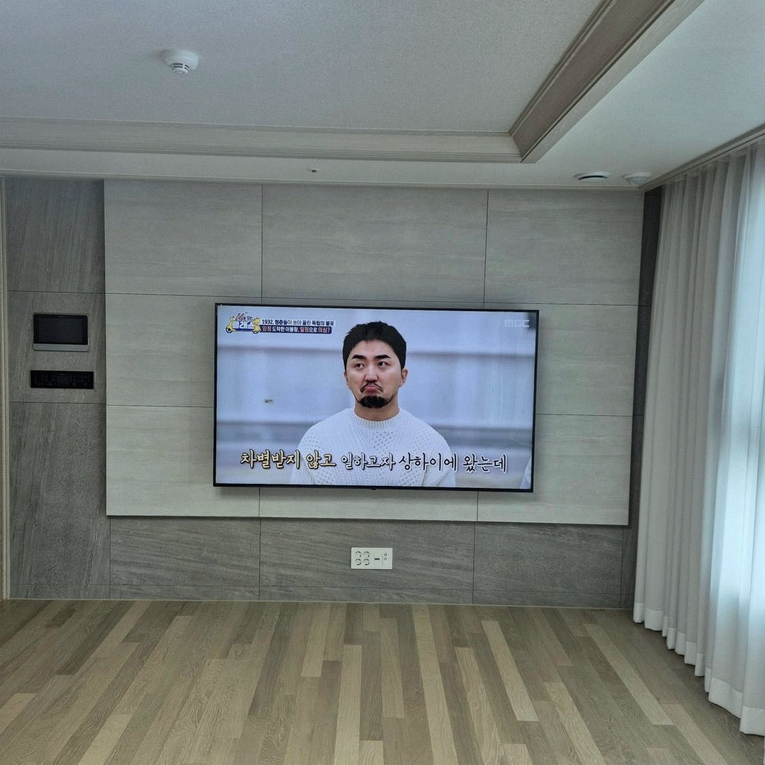 의정부시 이사 후 브라켓점검과 재설치 첫 단계에서 이동 중 브라켓 변형 여부을 확인한 장면입니다. 화면을 고정하기 전 벽면과 주변 가구의 기준선을 비교해 브라켓 위치가 한쪽으로 치우치지 않도록 준비했습니다