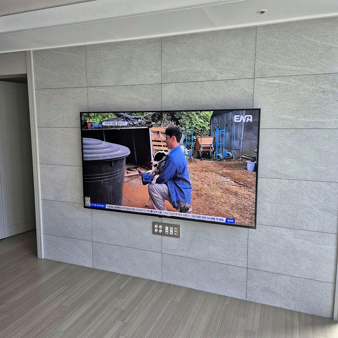 과천시 벽걸이TV 작업 중 원커넥트 수납 깊이과 얇은 연결선의 꺾임 방지를 동시에 점검한 모습입니다. 눈에 보이는 정면 마감뿐 아니라 TV 뒤에서 장비를 다시 확인할 수 있는 여유까지 남겼습니다