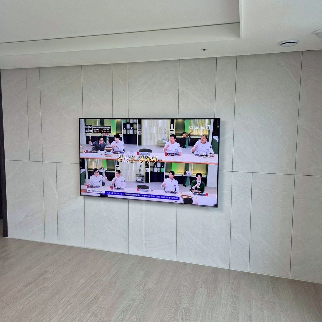 미추홀구·연수구 아트월 점검과 화면정리 마감 모습입니다. 표면 들뜸과 평탄도와 무늬 흐름과 화면 중심선를 실제 사용 위치에서 확인해 정면에서는 깔끔하면서도 셋톱박스나 공유기 점검이 어렵지 않게 구성했습니다