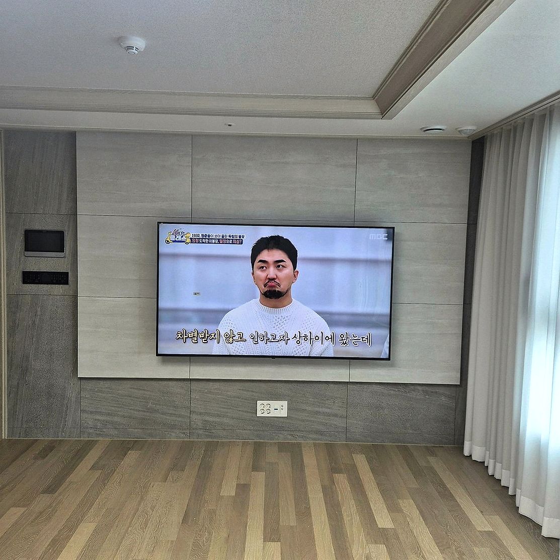 부평구·계양구 86인치 교체와 대형화면 마감 마감 모습입니다. 브라켓 허용 하중 재확인와 교체 뒤 남는 케이블 정돈를 실제 사용 위치에서 확인해 정면에서는 깔끔하면서도 셋톱박스나 공유기 점검이 어렵지 않게 구성했습니다
