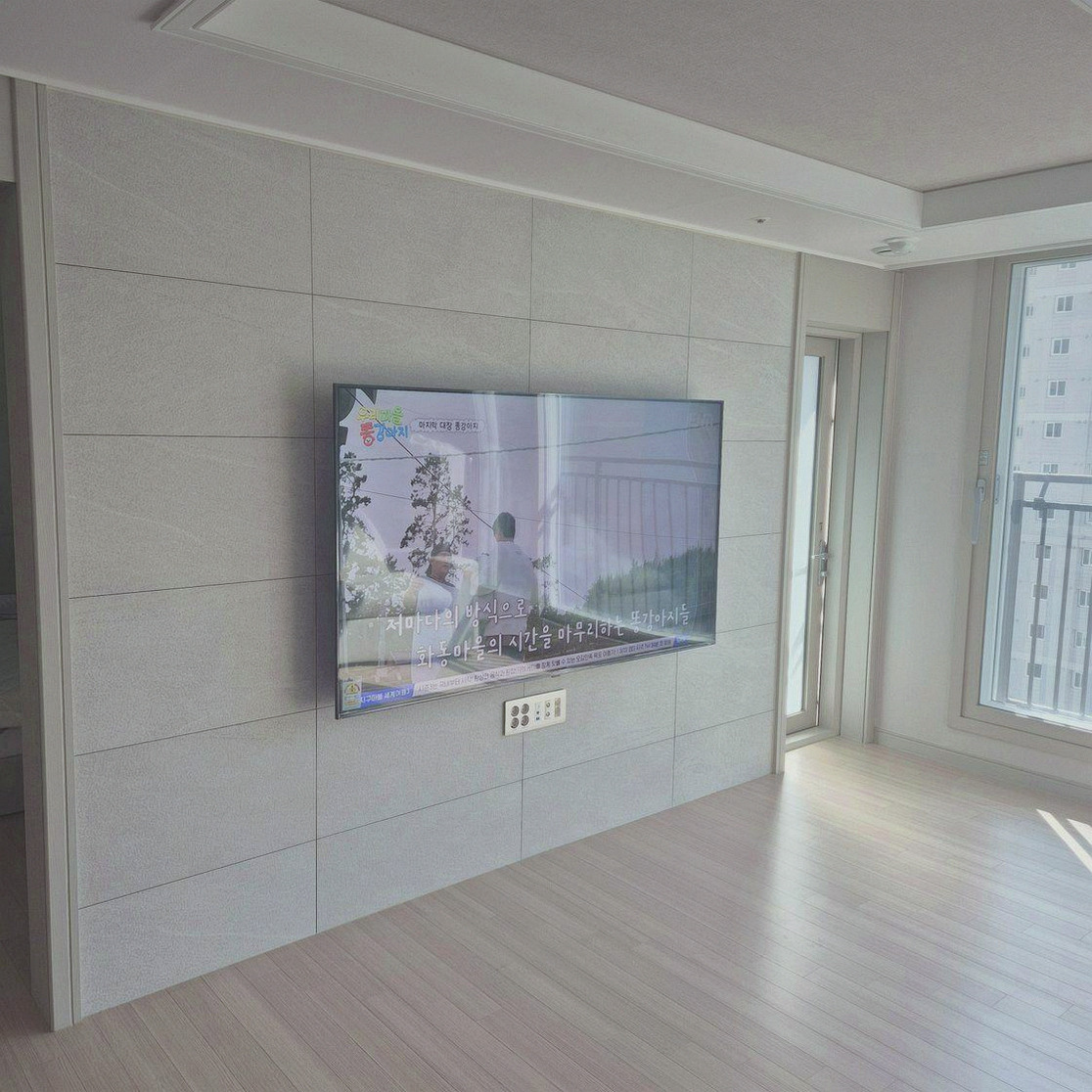 강화군 벽걸이TV 작업 중 기존 브라켓 체결부 상태과 새 TV VESA에 맞는 거치대를 동시에 점검한 모습입니다. 눈에 보이는 정면 마감뿐 아니라 TV 뒤에서 장비를 다시 확인할 수 있는 여유까지 남겼습니다